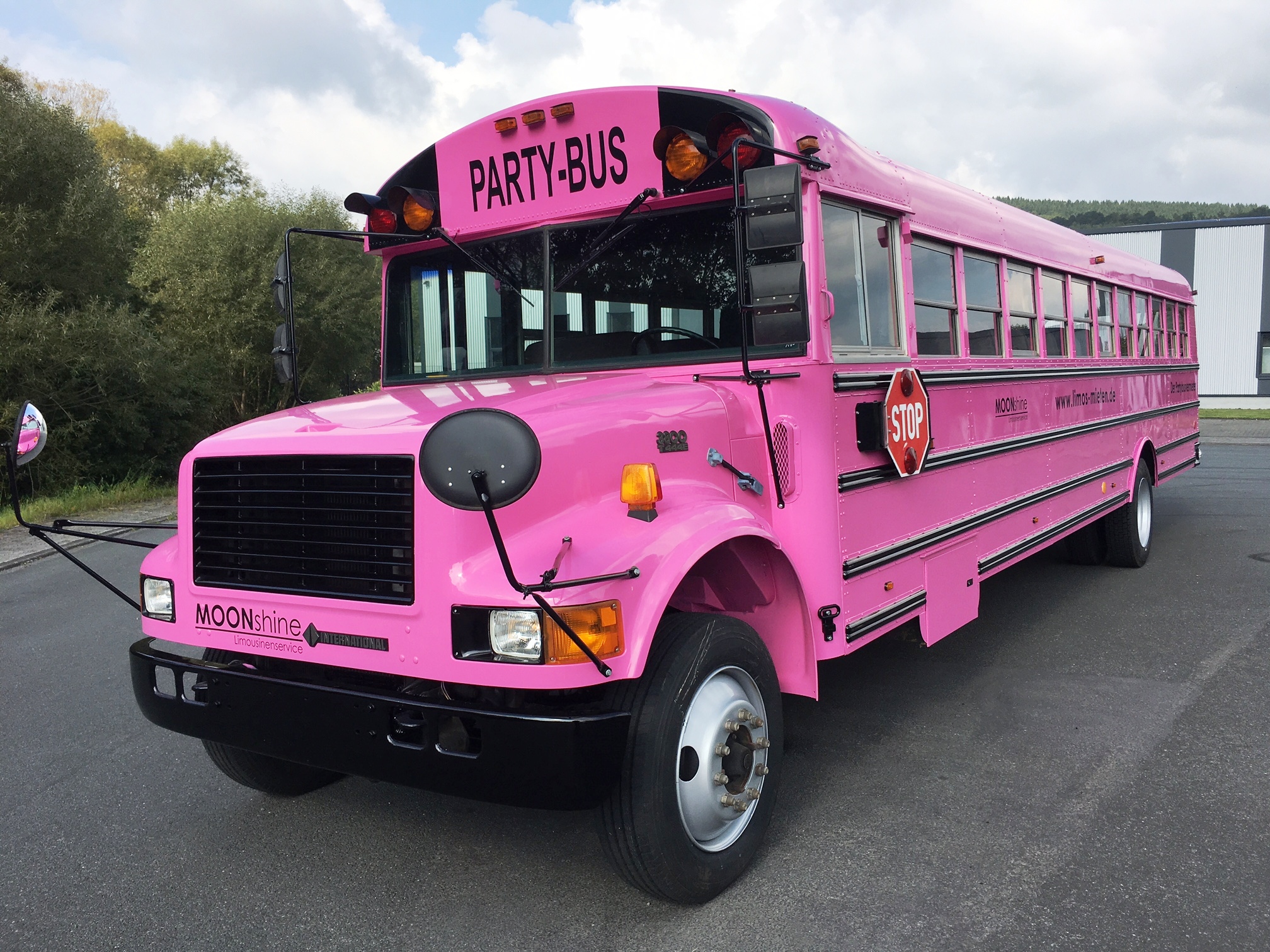 pinken Partybus mit 26 Sitzplaetze